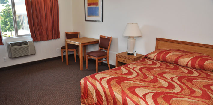 Room with Queen bed